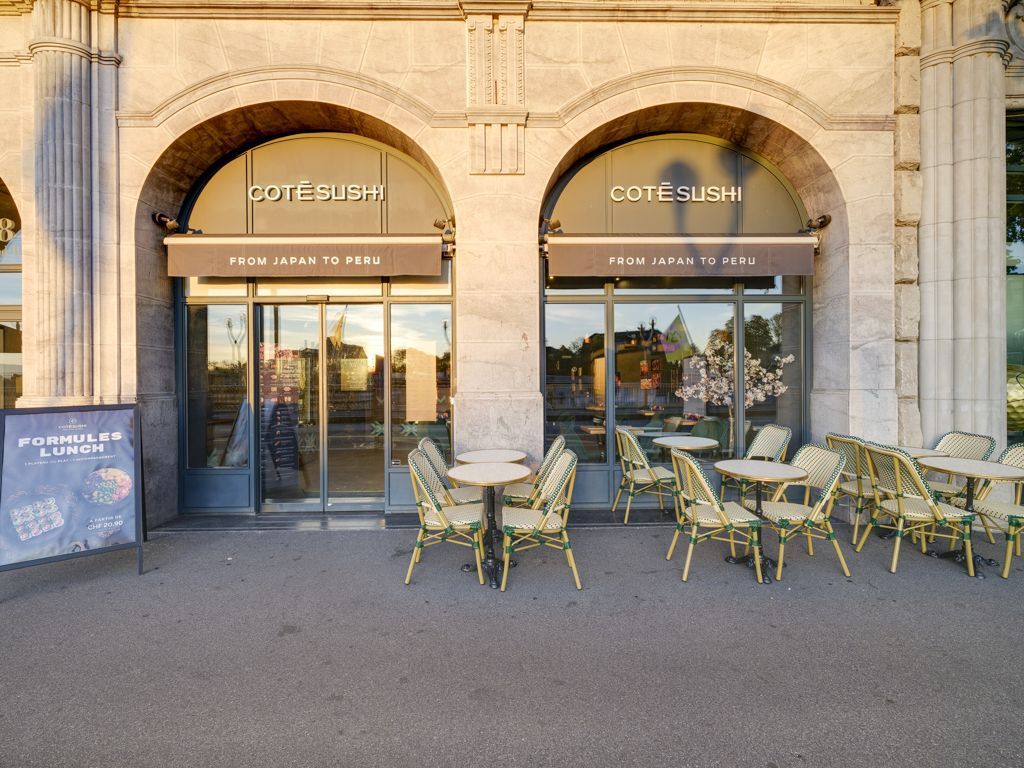 Façade du restaurant japonais Côté Sushi Lausanne avec terrasses et tables extérieures devant les portes vitrées.